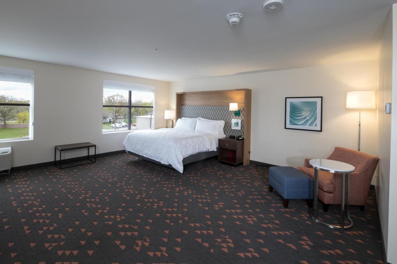 Holiday Inn & Suites Detroit - Troy By Ihg Exterior photo