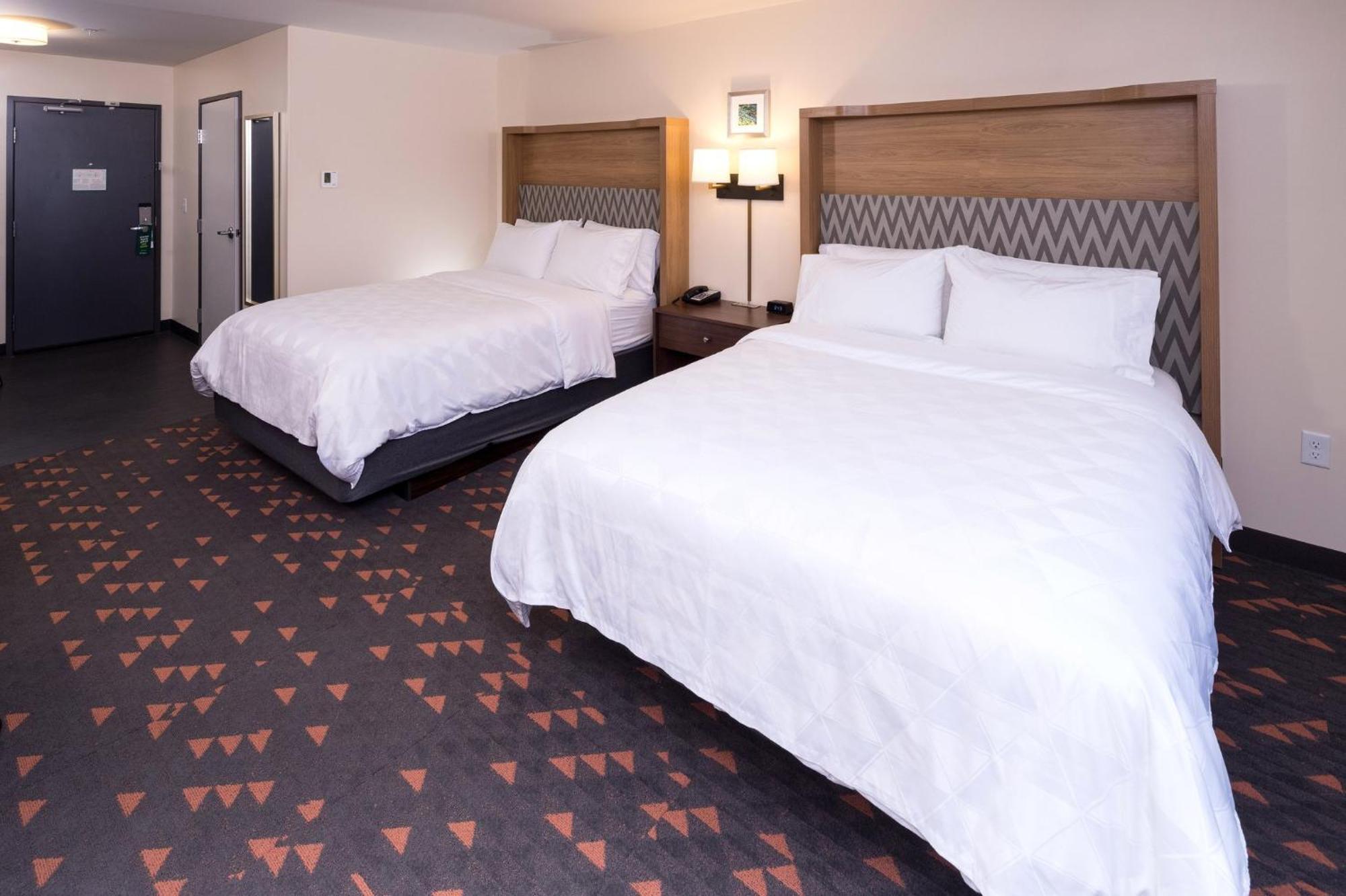Holiday Inn & Suites Detroit - Troy By Ihg Exterior photo