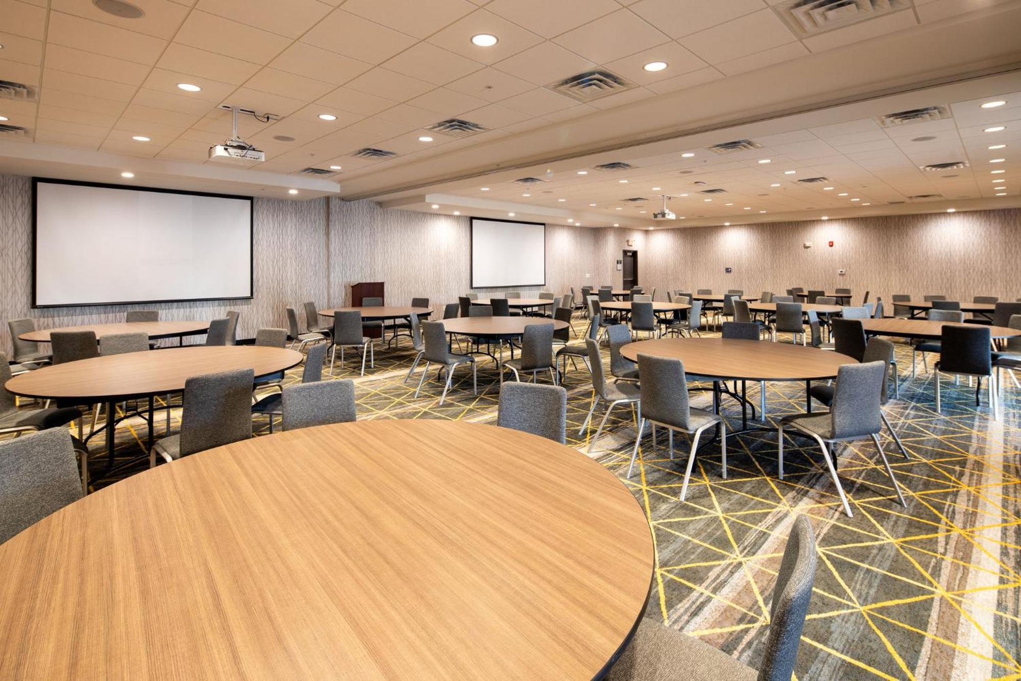 Holiday Inn & Suites Detroit - Troy By Ihg Exterior photo